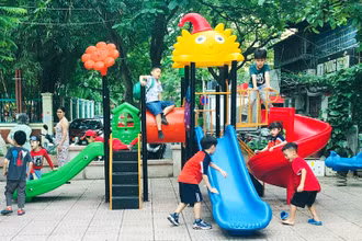 Trẻ em vui chơi tại sân chơi ở khu B, tập thể Trung Tự (quận Đống Đa). (Ảnh: Báo Hà Nội mới)