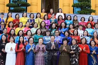 Ảnh minh họa: Chủ tịch nước và các nữ doanh nhân tiêu biểu năm 2023.