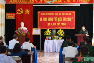 Quang cảnh Lễ trao Bằng "Tổ quốc ghi công" liệt sĩ Bùi Viết Thanh. (Ảnh: Báo Quân đội nhân dân)