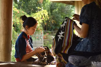 Phụ nữ Thái ở bản Hoa Tiến vẫn bền bỉ gìn giữ nghề dệt thổ cẩm truyền thống. 