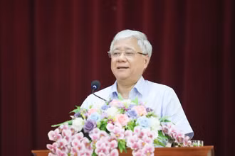 Đồng chí Đỗ Văn Chiến thông tin đến cử tri tình hình của đất nước. Ảnh: Điền Bắc