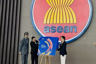 Tổng Thư ký ASEAN Kao Kim Hourn; Đại sứ Liên minh châu Âu tại ASEAN, Sujiro Seam và Đại diện thường trực của Philippines tại ASEAN, Điều phối viên quốc gia về quan hệ đối thoại ASEAN-EU, bà Hjayceelyn M. Quintana công bố Sách Xanh. (Ảnh: Đỗ Quyên/TTXVN)