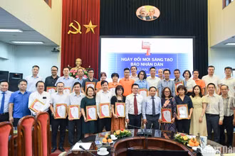 Đại diện các nhóm tác giả, đơn vị đạt giải tại Ngày đổi mới sáng tạo Báo Nhân Dân lần thứ hai chụp ảnh lưu niệm cùng Ban Biên tập Báo Nhân Dân. (Ảnh: Thành Đạt)