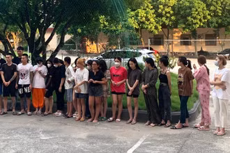Các đối tượng bị Công an thành phố Ninh Bình tạm giữ vì vi phạm pháp luật.