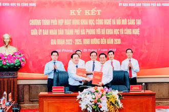Bộ trưởng Bộ Khoa học và Công nghệ Huỳnh Thành Đạt và Chủ tịch Ủy ban nhân dân thành phố Hải Phòng Nguyễn Văn Tùng ký kết chương trình phối hợp hoạt động khoa học, công nghệ và đổi mới sáng tạo giai đoạn 2022-2025, định hướng đến năm 2030.