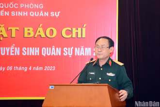 Thiếu tướng, Tiến sĩ Nguyễn Văn Oanh phát biểu tại buổi gặp mặt.