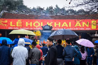 [Ảnh] Du khách đội mưa tới đền Trần Nam Định trước giờ khai ấn