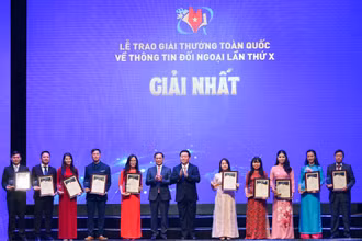Đồng chí Nguyễn Trọng Nghĩa, Ủy viên Bộ Chính trị, Bí thư Trung ương Đảng, Trưởng Ban Tuyên giáo Trung ương, Trưởng Ban Chỉ đạo Công tác thông tin đối ngoại; đồng chí Bùi Thanh Sơn, Ủy viên Trung ương Đảng, Phó Thủ tướng Chính phủ, Bộ trưởng Ngoại giao trao giải Nhất cho các tác giả/nhóm tác giả đoạt giải.