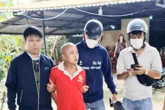 Đối tượng Đặng Văn Đồng đang trên đường được Công an di lý ra tỉnh Thừa Thiên Huế. (Ảnh: Cơ quan công an cung cấp)