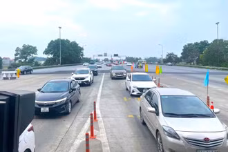 Thống kê của Tổng Công ty Đầu tư phát triển đường cao tốc Việt Nam cho thấy, trong 3 tháng đầu năm, trên 200 nghìn phương tiện hết tiền trong tài khoản thu phí ETC vẫn lưu thông trên các tuyến cao tốc của VEC. Đây cũng là nguyên nhân khiến giao thông ùn ứ trên các tuyến cao tốc do đơn vị này quản lý.