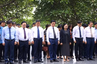 Nhân kỷ niệm 76 năm Ngày Thương binh-Liệt sĩ (27/7/1947-27/7/2023), sáng 16/7, Đoàn công tác của Ban Tuyên giáo Trung ương do đồng chí Nguyễn Trọng Nghĩa, Bí thư Trung ương Đảng, Trưởng Ban Tuyên giáo Trung ương dẫn đầu đã đến dâng hoa, dâng hương viếng các anh hùng liệt sĩ tại Nghĩa trang liệt sĩ Đồi A1 và một số di tích lịch sử cách mạng quan trọng tại thành phố Điện Biên Phủ.