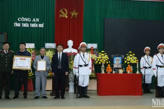Phó Chủ tịch Thường trực Ủy ban nhân dân tỉnh Nguyễn Thanh Bình; Giám đốc Công an tỉnh, Đại tá Nguyễn Thanh Tuấn trao bằng “Tổ quốc ghi công” cho thân nhân liệt sĩ Võ Duy Khánh.