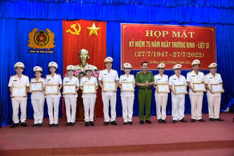Ban giám đốc Công an tỉnh Cà Mau tặng Giấy khen cho tập thể, cá nhân có thành tích xuất sắc trong công tác chăm sóc thương binh, gia đình liệt sĩ.