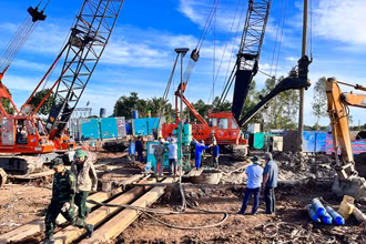 Hiện trường vụ giải cứu cháu bé rơi xuống trụ bê-tông tại Đồng Tháp (Ảnh: Hữu Nghĩa)