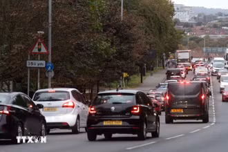 Các phương tiện di chuyển trên đường phố tại London, Anh. (Ảnh: THX/TTXVN)