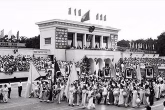 Ngày 2/9/1945, tại Quảng trường Ba Đình, Chủ tịch Hồ Chí Minh đọc Tuyên ngôn Độc lập, khai sinh nước Việt Nam Dân chủ Cộng hòa, đưa đất nước bước vào kỷ nguyên mới - kỷ nguyên độc lập dân tộc gắn liền với chủ nghĩa xã hội. 75 năm qua, Quảng trường Ba Đình trở thành nơi chứng kiến nhiều sự kiện quan trọng của đất nước, dân tộc Việt Nam. (Ảnh: TTXVN)