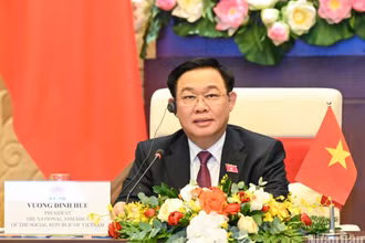 Chủ tịch Quốc hội Vương Đình Huệ điện đàm với Chủ tịch Thượng viện Campuchia Samdech Techo Hun Sen. (Ảnh: DUY LINH)