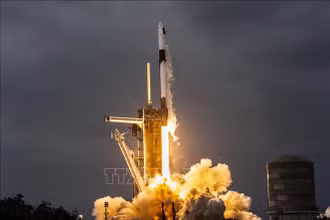 Tên lửa đẩy Falcon 9 của SpaceX mang theo tàu vũ trụ Dragon chở phi hành đoàn tham gia sứ mệnh Axiom Mission 3 rời bệ phóng tại Trung tâm Vũ trụ Kennedy ở Cape Canaveral, Florida, Mỹ, ngày 18/1/2024. Ảnh: AFP/TTXVN