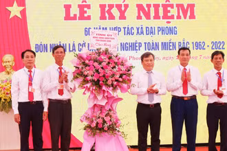 Bí thư Tỉnh ủy Quảng Bình Vũ Đại Thắng tặng hoa chúc mừng Hợp tác xã Đại Phong.