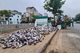 Hàng nghìn hộp có dán nhãn thực phẩm bảo vệ sức khỏe đã được người dân phát hiện vứt tràn lan ra vỉa hè đường Nguyễn Lân, phường Khương Mai, Thanh Xuân (Hà Nội).