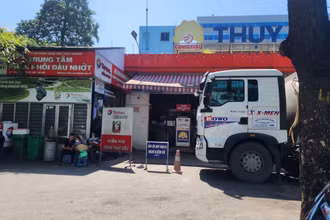 Một điểm kinh doanh xăng dầu trên đường Hoàng Quốc Việt với tấm biển Nghỉ kiểm kê sáng 11/10.