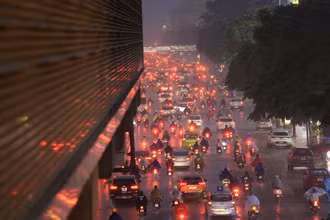 Mưa lớn cục bộ vào giờ tan tầm khiến giao thông tại Hà Nội ùn tắc nhẹ.