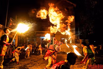 Từ nhiều năm nay, làng Cao Hạ, xã Đức Giang (huyện Hoài Đức, Hà Nội), luôn tổ chức múa lân để đón Trung thu về như một cách để gìn giữ những mạch nguồn văn hóa nhân văn. (Ảnh: Thành Đạt)