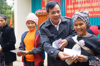 Đại diện lãnh đạo Ban Dân vận Tỉnh ủy Quảng Bình tặng quà Tết cho đồng bào ở xã Trọng Hóa, huyện Minh Hóa.