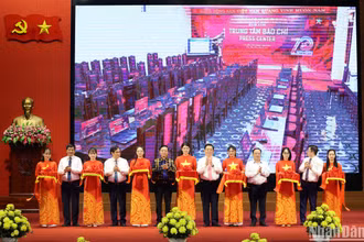 Các đại biểu cắt băng khánh thành Trung tâm Báo chí Kỷ niệm 70 năm Chiến thắng Điện Biên Phủ.