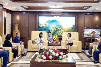 Quang cảnh buổi tiếp Đoàn đại biểu Báo Granma (Cơ quan ngôn luận của Đảng Cộng sản Cuba).