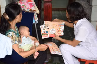 Cán bộ y tế Diễn Châu đến tận nhà để tuyên truyền cho người dân về sốt xuất huyết.