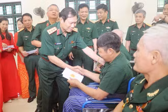 Thượng tướng Nguyễn Tân Cương thăm, tặng quà tại Trung tâm thương binh Duy Tiên.