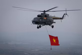 Phi đội trực thăng mang cờ Tổ quốc trên bầu trời Hà Nội
