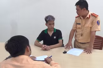 Cảnh sát giao thông thành phố Thanh Hóa đấu tranh với Trương Đình Huy Anh về các hành vi vi phạm Luật Giao thông đường bộ.