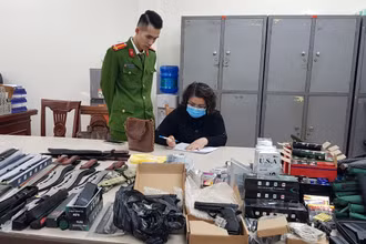 Đối tượng Vũ Thị Dung tại cơ quan điều tra công an thành phố Lạng Sơn. (Ảnh: Việt Dũng)