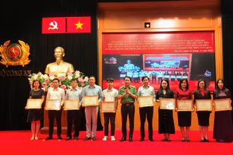 Các tập thể nhận Bằng khen của Bộ Công an vì có thành tích xuất sắc trong công tác chỉ đạo, tham mưu tổ chức “Ngày hội toàn dân bảo vệ an ninh Tổ quốc” năm 2022.