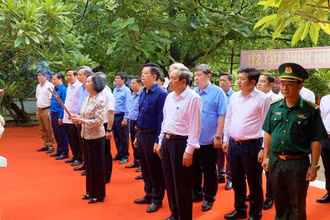 Đồng chí Trương Thị Mai và đoàn công tác Trung ương dâng hương tại Đền tưởng niệm Anh hùng liệt sĩ đường 20 Quyết thắng.