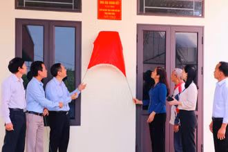 Gia đình ông Phạm Minh Hợp, xã Đông Sơn, thành phố Tam Điệp, Ninh Bình, có hoàn cảnh khó khăn nhận nhà đại đoàn kết. (Ảnh: Đức Lam)