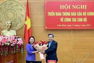 Đồng chí Nguyễn Quang Dương, Phó Trưởng Ban Tổ chức Trung ương tặng hoa chúc mừng đồng chí Nguyễn Thị Thu Hà. (Ảnh: YẾN TRINH)