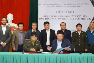Các đơn vị lữ hành ký hợp tác với Vườn quốc gia Cúc Phương về chương trình phát triển du lịch bền vững.