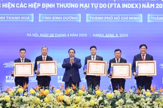 Thủ tướng Phạm Minh Chính trao Bằng khen tặng các tỉnh, thành phố có thành tích trong việc đánh giá kết quả thực hiện các hiệp định thương mại tự do năm 2024.