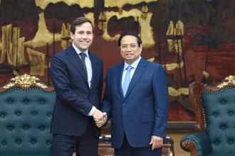 Thủ tướng Phạm Minh Chính và Bộ trưởng Hợp tác phát triển quốc tế và ngoại thương Thụy Điển Benjamin Dousat.