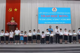 Tặng học bổng cho các em học sinh nghèo, học giỏi năm học 2022-2023.