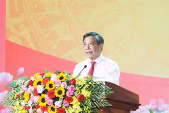 Đồng chí Đồng Văn Thanh, Bí thư Tỉnh ủy, Chủ tịch Hội đồng nhân dân tỉnh Hậu Giang ôn lại truyền thống tại buổi lễ.