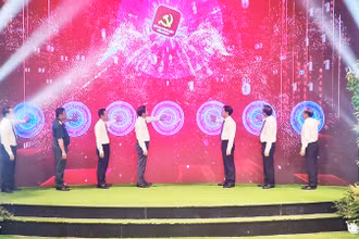 Nghi thức bấm nút khởi động phần mềm sổ tay đảng viên điện tử đảng bộ tỉnh Hậu Giang.