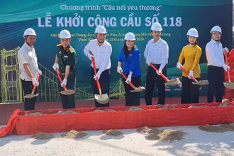 Thực hiện nghi thức khởi công cầu Kênh Trực Thăng.