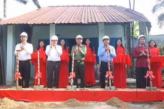 Nghi thức khởi công tại nhà bà Trần Thị Làng, khu vực 5, phường 4, thành phố Vị Thanh.