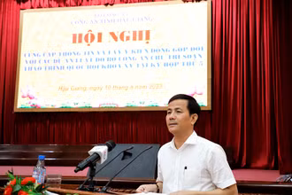 Phó Bí thư Thường trực Tỉnh ủy Hậu Giang Trần Văn Huyến phát biểu tại hội nghị.