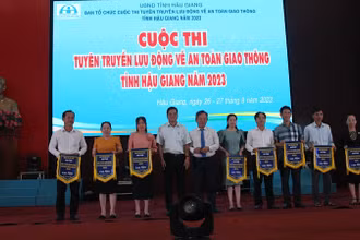 Tặng Cờ lưu niệm cho các đội tham gia.