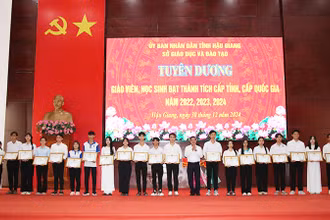 Tặng bằng khen của Chủ tịch Ủy ban nhân dân tỉnh Hậu Giang cho 23 học sinh xuất sắc toàn cấp năm học 2023-2024.